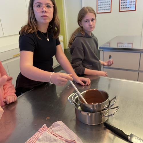 Klasse 2a im Deutschunterricht: Rezepte schreiben und Dubai-Schokolade genießen!  