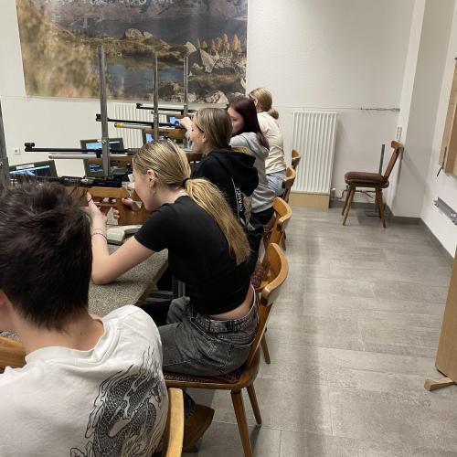 Treffsicher unterwegs – unsere MusikschülerInnen treffen nicht nur die Töne perfekt: Die 4M bei der Schützengilde Kappl  