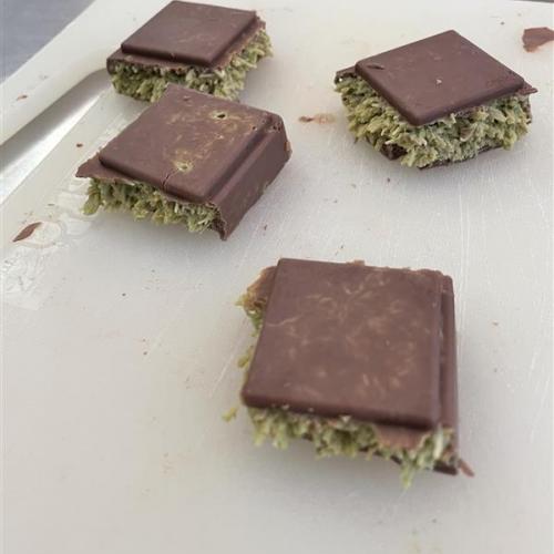 Klasse 2a im Deutschunterricht: Rezepte schreiben und Dubai-Schokolade genießen!  