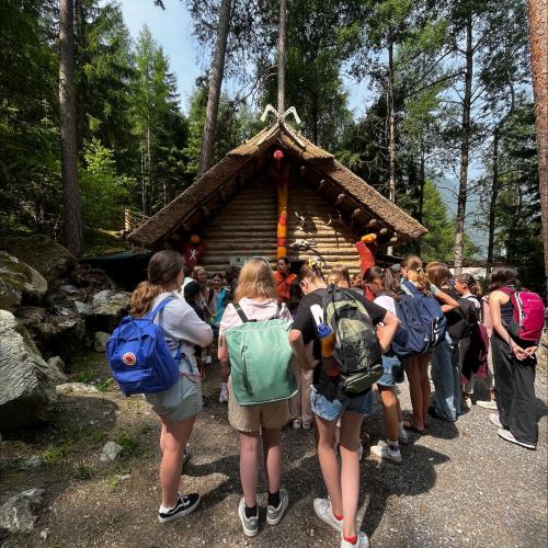 Auf den Spuren der Steinzeit – Ausflug der 2m und 3m ins Ötzi-Dorf