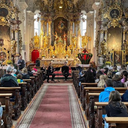 Musikklassen bei „Peter und der Wolf“
