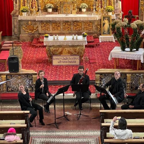 Musikklassen bei „Peter und der Wolf“