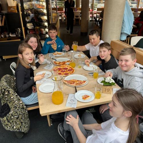 Singen macht hungrig – Pizza für den Schulchor