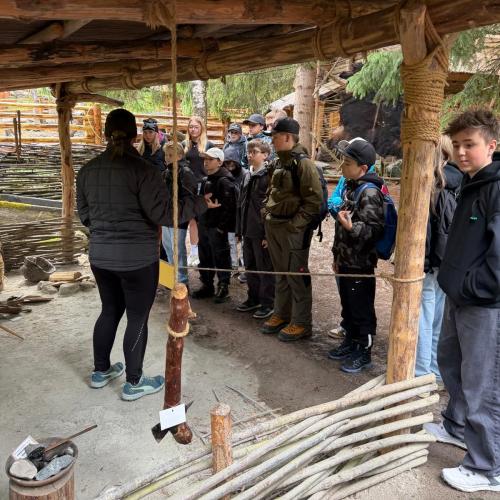 Eine Reise in vergangene Zeiten – Die 2a und 2m zu Besuch im Ötzi-Dorf