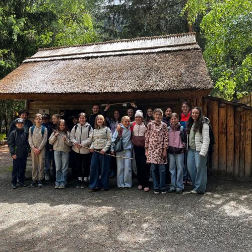 Eine Reise in vergangene Zeiten – Die 2a und 2m zu Besuch im Ötzi-Dorf