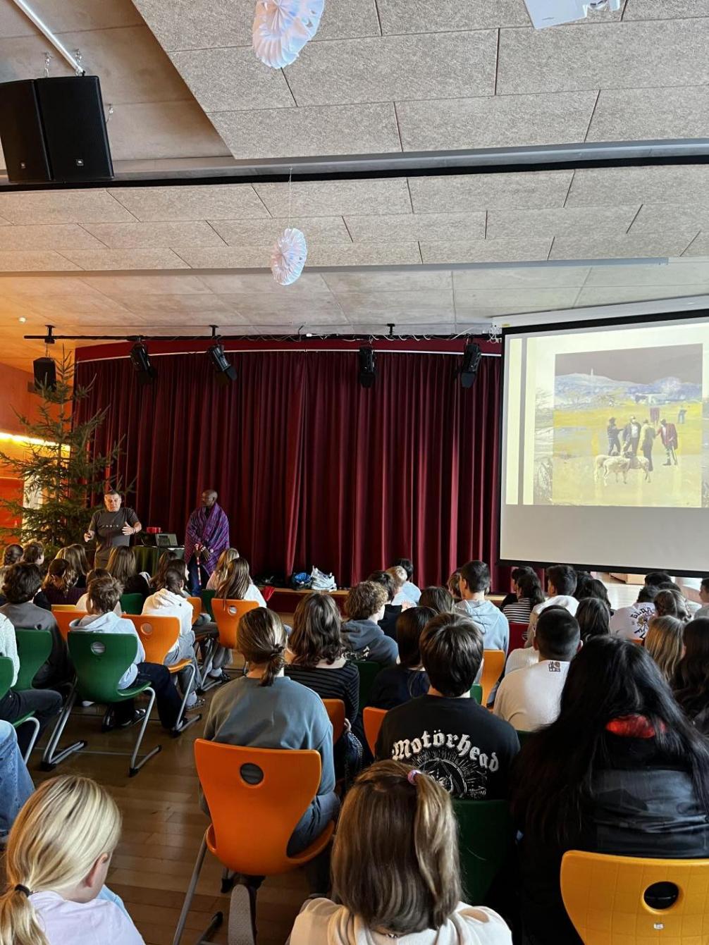 Ein Blick in die Welt der Maasai – Besuch aus Kenia in unserer Schule