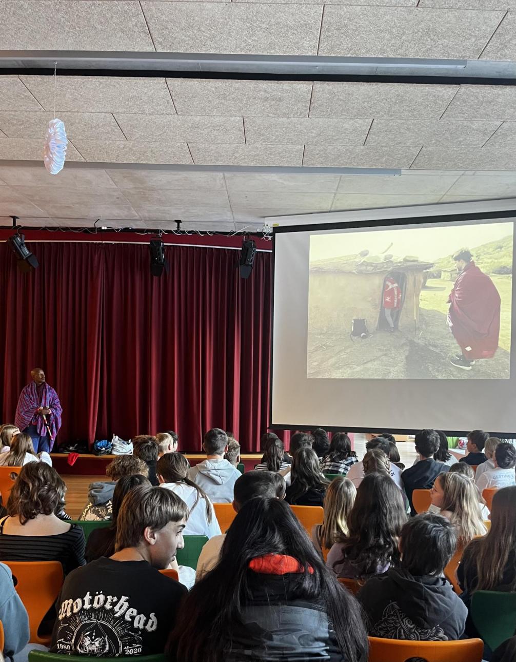Ein Blick in die Welt der Maasai – Besuch aus Kenia in unserer Schule