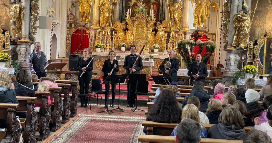 Musikklassen bei „Peter und der Wolf“