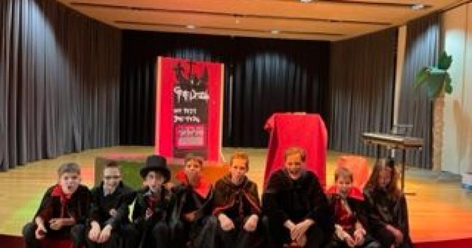 Blutjunge Vampire erobern die MMS Paznaun: Eine Lesenacht voller Spaß und Schrecken