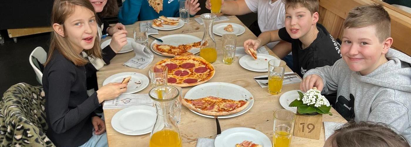 Singen macht hungrig – Pizza für den Schulchor